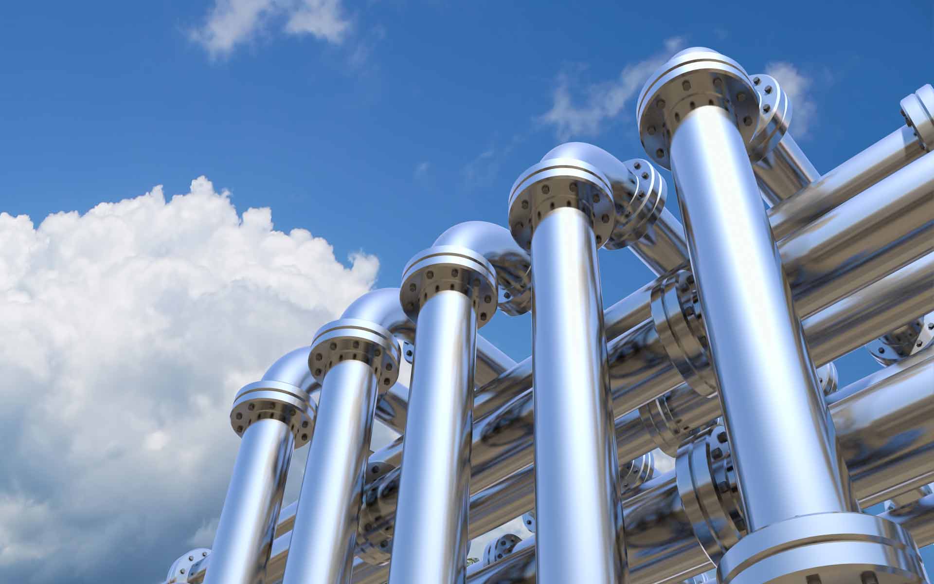 Pipeline aus Edelstahl vor blauem Himmel (iStock-Photo: SSSCCC)